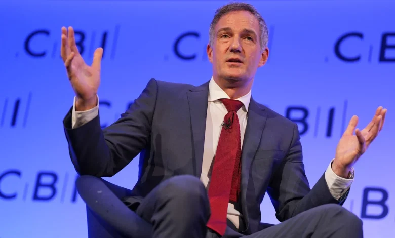 Starmer faces backbench anger after ‘day one’ workers’ right U-turn