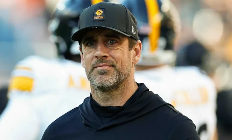Steelers QB Aaron Rodgers adamant about playing despite multiple fractures in left wrist