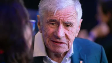 Stokes blames ‘marauders’ as shareholders reject pay report