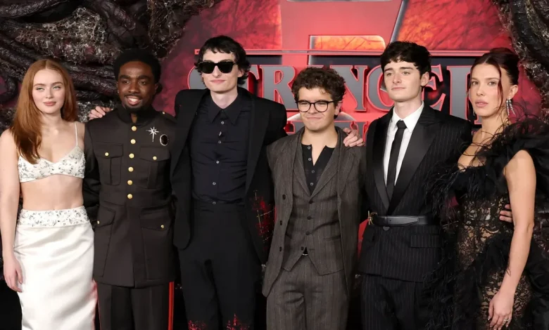 'Stranger Things' core cast reacts to 2016 photo — more moments from the final premiere