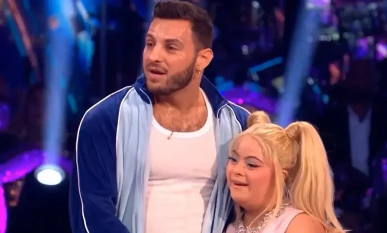 Strictly fans spot Vito's heartfelt gesture to tearful Ellie during live show