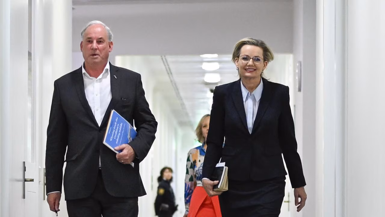 Stunning pics emerge as Libs implode