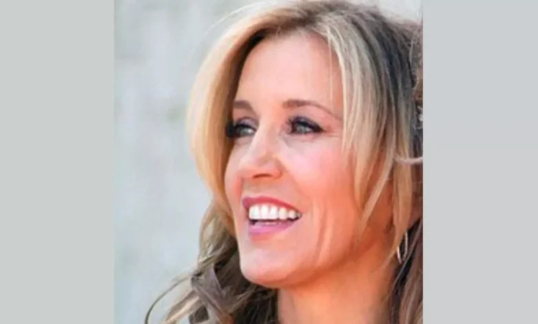 'Superior' Felicity Huffman Reportedly 'Rolling Eyes' At Lori Loughlin's Chaotic Marriage