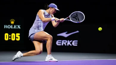 Swiatek delivers clinical performance to defeat Keys in WTA Finals opener
