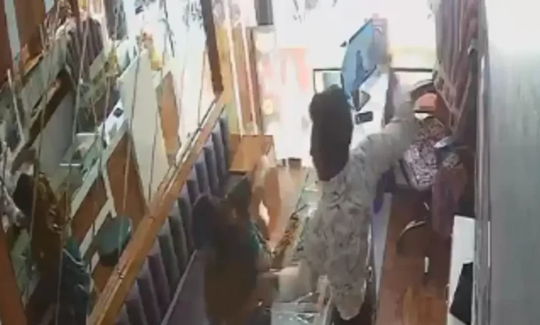 Tables Turned: Woman Who Tried to Blind Shopkeeper with Chilli Powder Handed Over to Police: VIDEO