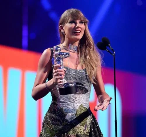 Taylor Swift flying to London for music video shoot