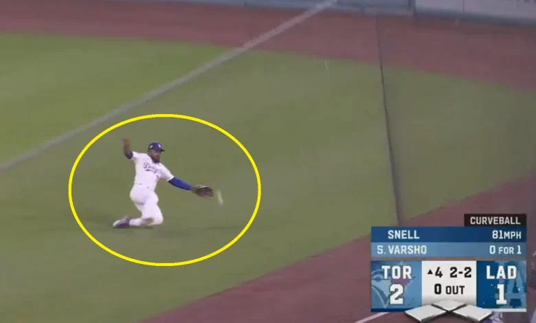Teoscar Hernandez costs Dodgers a run in Game 5 with bad play in outfield