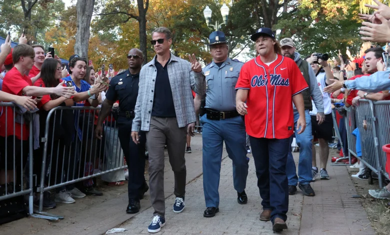 Theo Von walks alongside Lane Kiffin, fires up Ole Miss fans ahead of Florida game