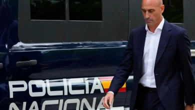 Tío del exjefe del fútbol español Rubiales le lanza huevos durante la presentación de su libro