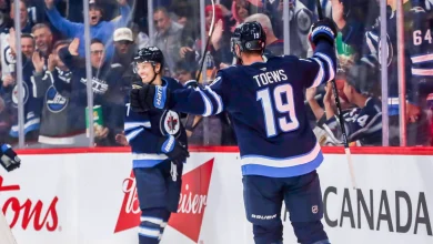 Toews helps Jets to win in 1st game against Blackhawks