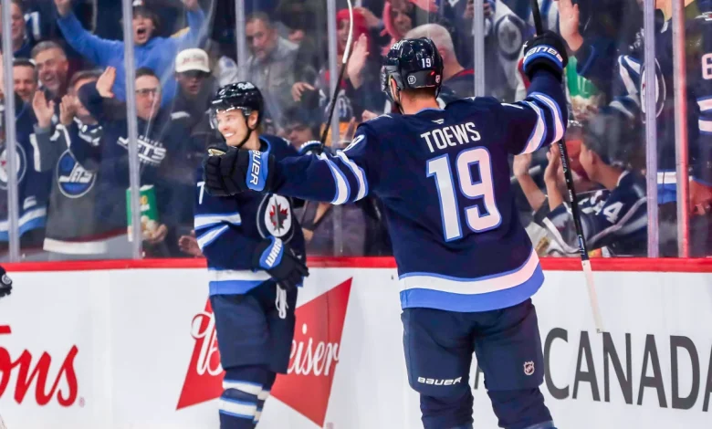 Toews helps Jets to win in 1st game against Blackhawks