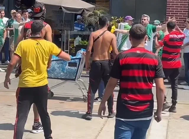 Torcedores de Flamengo e Palmeiras brigam a caminho do estádio em que ocorrerá a final da Libertadores em Lima