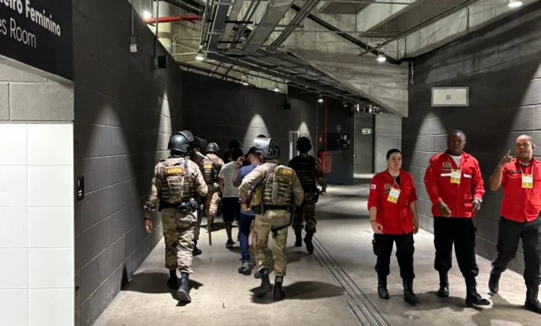 Torcedores do Flamengo ‘infiltrados’ na torcida do Atlético são retirados na Arena MRV