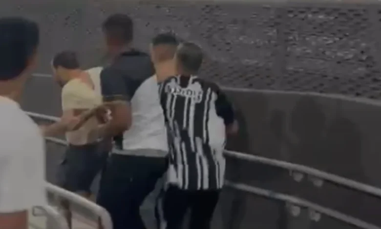 Torcida do Atlético expulsa flamenguista ‘infiltrado’ na Arena MRV