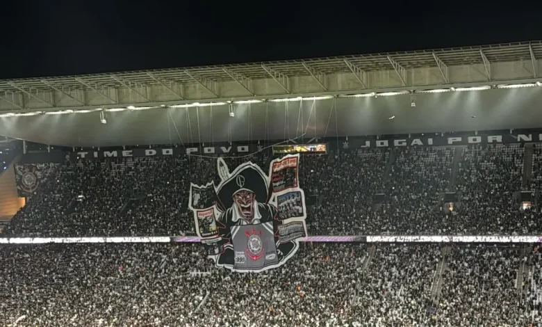 Torcida do Corinthians provoca São Paulo com mosaico antes de Majestoso