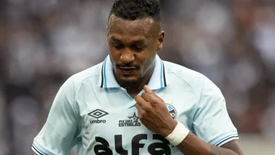 Torcida do Grêmio critica Edenílson e vê pesadelo contra Cruzeiro: “Mais um jogo pra correr à toa”