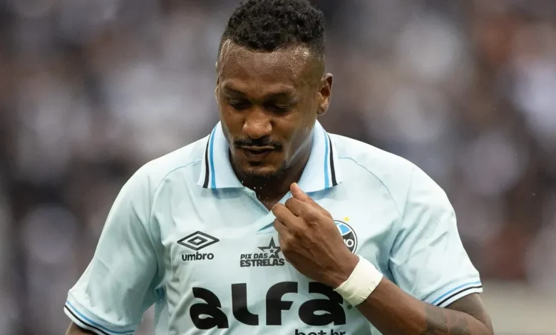 Torcida do Grêmio critica Edenílson e vê pesadelo contra Cruzeiro: “Mais um jogo pra correr à toa”