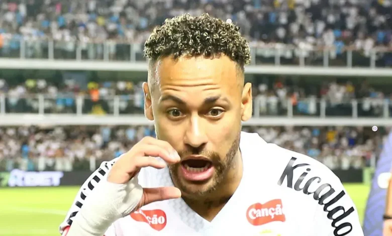 Torcida do Santos se revolta com Neymar dentro de campo, e comentários são feitos: “Estraga o Santos”