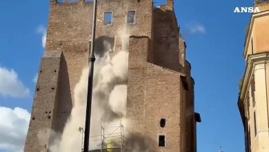 Torre dei Conti, il video del secondo cedimento: crolla la parte sommitale della struttura