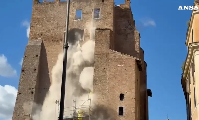 Torre dei Conti, il video del secondo cedimento: crolla la parte sommitale della struttura