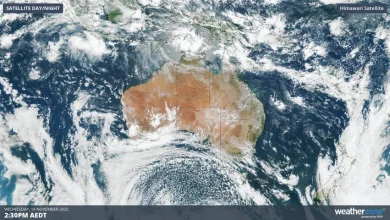 Tropical cyclone north of Australia, polar airmass to the south