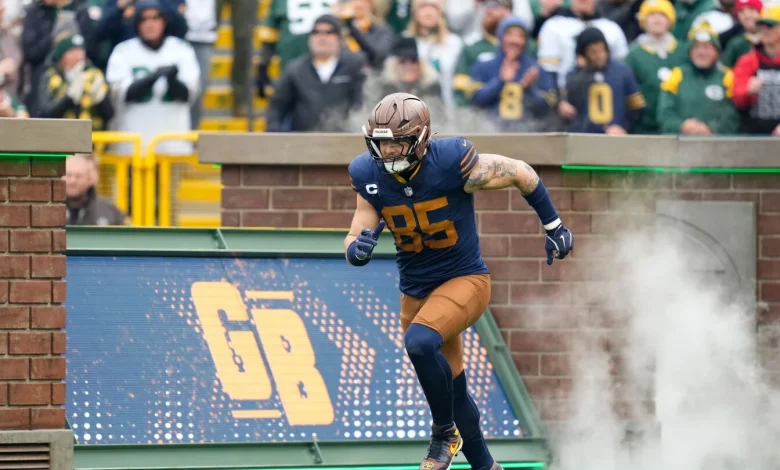 Tucker Kraft carted to locker room, questionable to return with knee injury