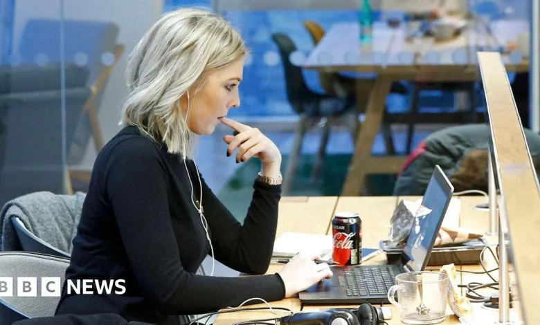 UK unemployment rate rises to 5% as jobs market weakens