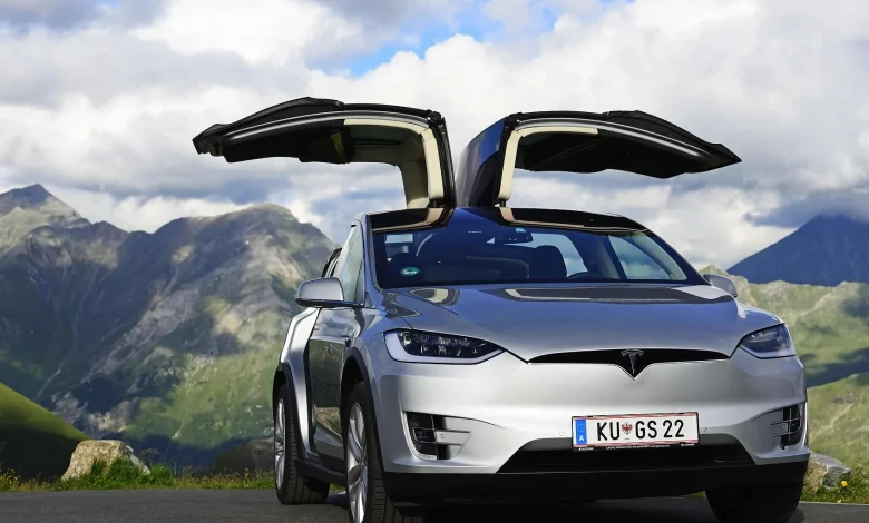 U.S. Stock Movements | Tesla (TSLA.US) fell over 3% in pre-market trading amid pressure from multiple negative news reports.