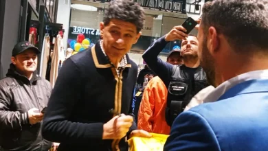 Uite, tata, un fotbalist legendar! Sa iei exemplu: a muncit mult, acum e vedeta si uite ce frumos vorbeste cu toata lumea!