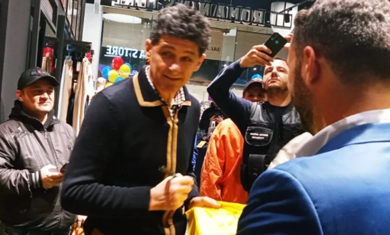 Uite, tata, un fotbalist legendar! Sa iei exemplu: a muncit mult, acum e vedeta si uite ce frumos vorbeste cu toata lumea!