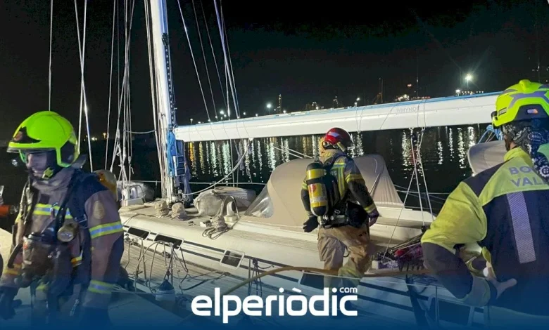 Un velero de lujo de 20 metros se incendia en plena noche en Valencia