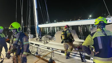 Un velero se incendia en el Club Náutico de Valencia