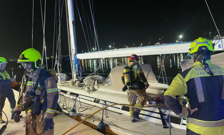 Un velero se incendia en el Club Náutico de Valencia