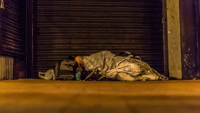 Une action en cours avec 200 personnes sans-abri, dont 70 enfants, devant la mairie du 20e arrondissement de Paris