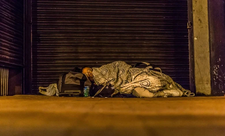 Une action en cours avec 200 personnes sans-abri, dont 70 enfants, devant la mairie du 20e arrondissement de Paris