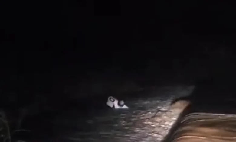 Une voiture emportée par la rivière Lézarde au gué de Presqu'Île à Saint-Joseph