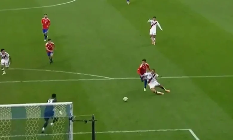 [VIDEO] Iván Román cometió penal y fue expulsado ante Perú