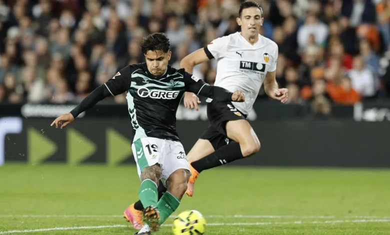 Valles y Cucho sostienen a un Betis que perdonó en un exigente pulso en Mestalla (1-1)