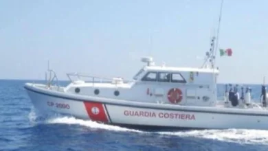 Vela francese urta la barra sabbiosa e finisce spiaggiata al Circeo
