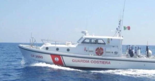 Vela francese urta la barra sabbiosa e finisce spiaggiata al Circeo