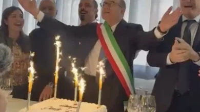 Verdone prova a spegnere le candeline sulla torta. Che succede nel centro anziani