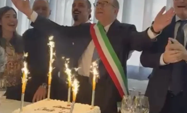Verdone prova a spegnere le candeline sulla torta. Che succede nel centro anziani