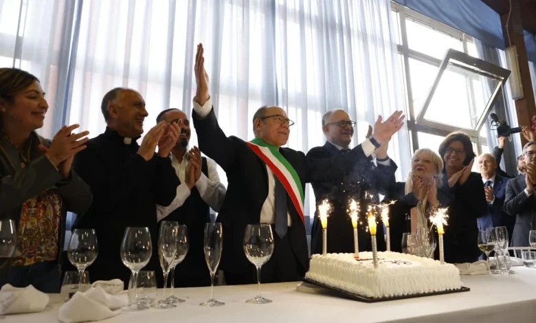 Verdone spegne le 75 candeline al centro anziani: "Sono astemio, ma per voi un brindisi lo faccio"