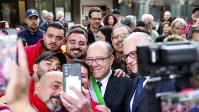 Verdone, vita da sindaco e le borgate lo acclamano: “Carlo famolo strano”