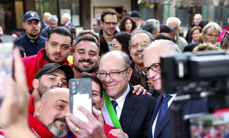 Verdone, vita da sindaco e le borgate lo acclamano: “Carlo famolo strano”