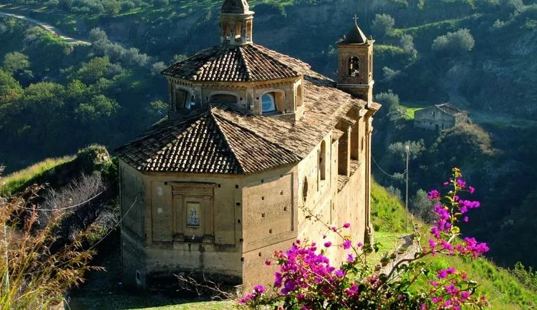 Viaggio lento in Calabria: Vanity Fair svela l’anima autentica di 6 borghi “fuori rotta”