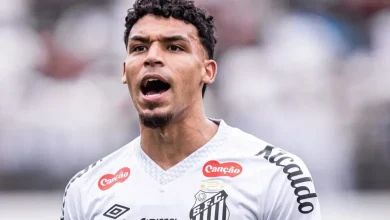 Victor Hugo empolga Vojvoda e deve ter sequência como titular no meio-campo do Santos