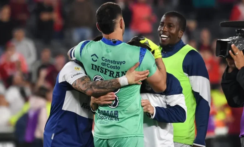 Video: Nelson Insfrán fue héroe en el Monumental y atajó otro penal que acerca a Gimnasia a la salvación