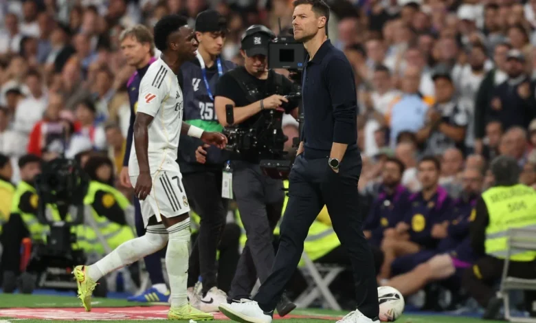 Vini Jr. trava renovação com Real Madrid por atrito com Xabi Alonso, diz site