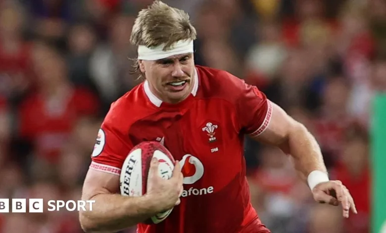 Wales v New Zealand: Hosts lose number eight Aaron Wainwright